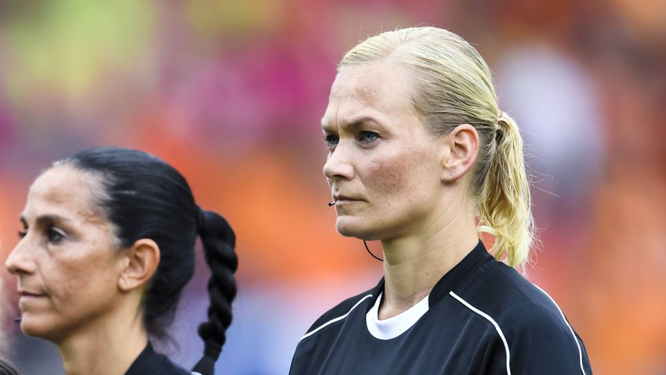 چالشی که داور زن آلمانی برای مدیران تلویزیون رقم زد؛ این زن در جمع مردانه چه می کند؟!