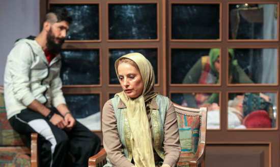 طراحی صحنه، پیش از تمرین یا پس از آن؟ / نگاهی به نمایش «ساعت بیست»*