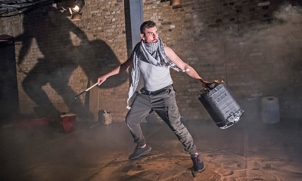 نمایش تک‌نفره‌ی یک آواره‌ی فلسطینی در بریتانیا