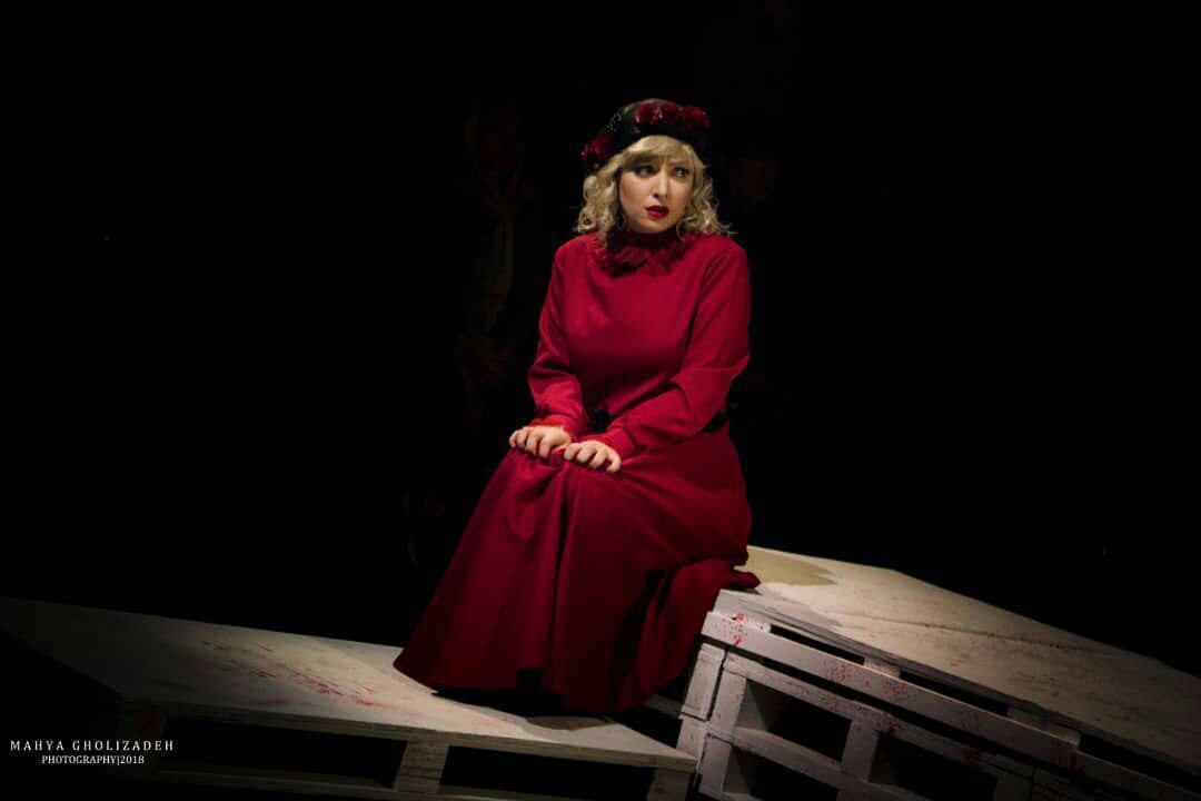 نقد نمایش خروج ممنوع به کارگردانیِ گیتی قاسمی؛ خانم‌ها! آقایان! جهنم خودِ شمائید!